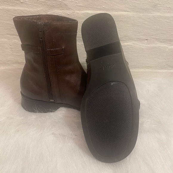 Leather Clarks Boots with Side Zip - Picture 4 of 6